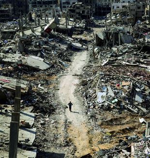 Gaza, around the al-Shifa hospital, April 2024 (Photo: © Omar Ishaq/APA Images via Zuma Press Wire/Mondadori Portfolio)