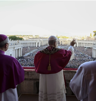Pope Leo XIV greets St. Peter's Square (© Ansa/Vatican Media)